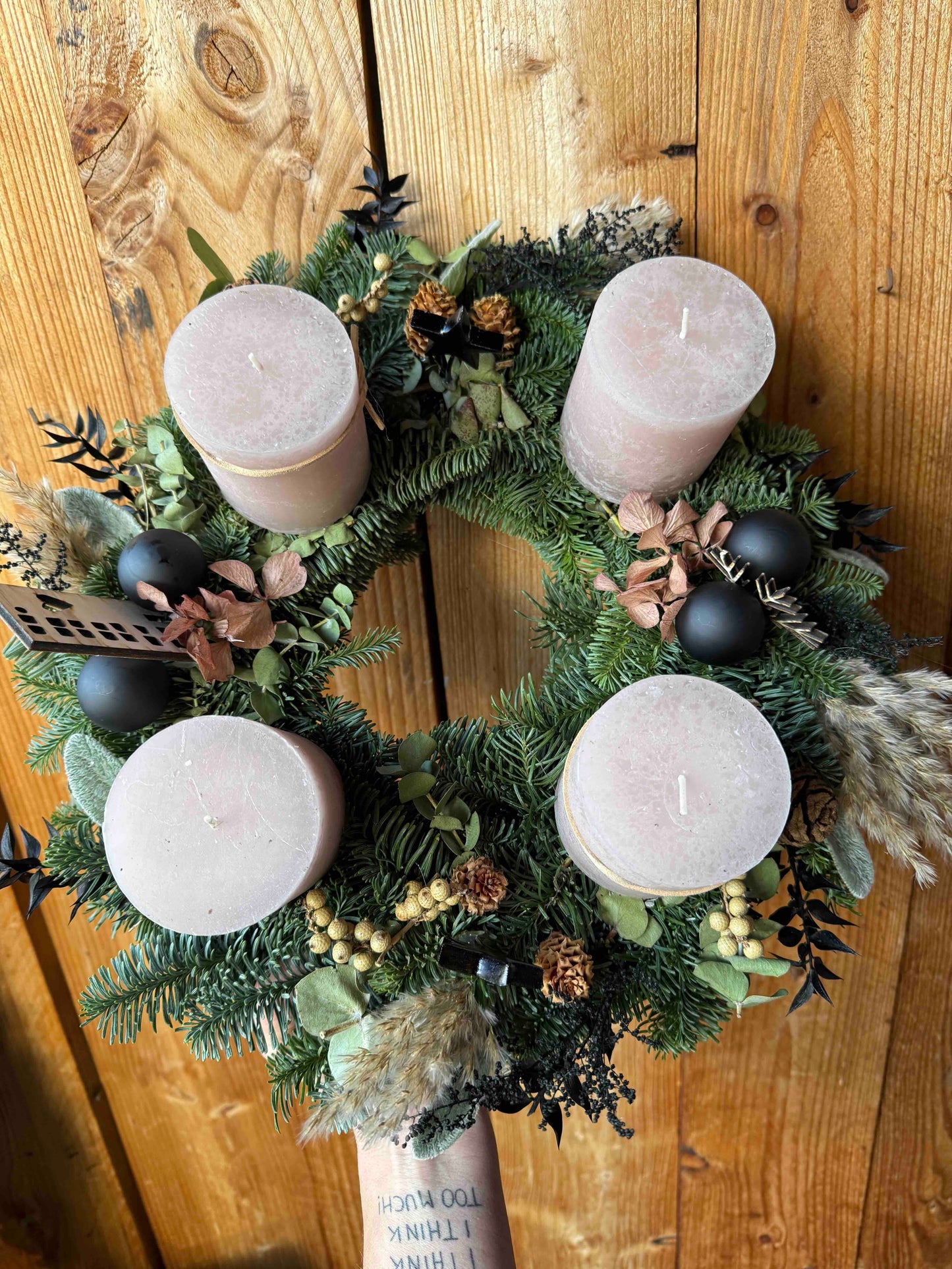 Advent Wreath Modern with Eucalyptus, Dried Flowers & Black Accents – Rosewood