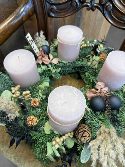 Advent Wreath Modern with Eucalyptus, Dried Flowers & Black Accents – Rosewood