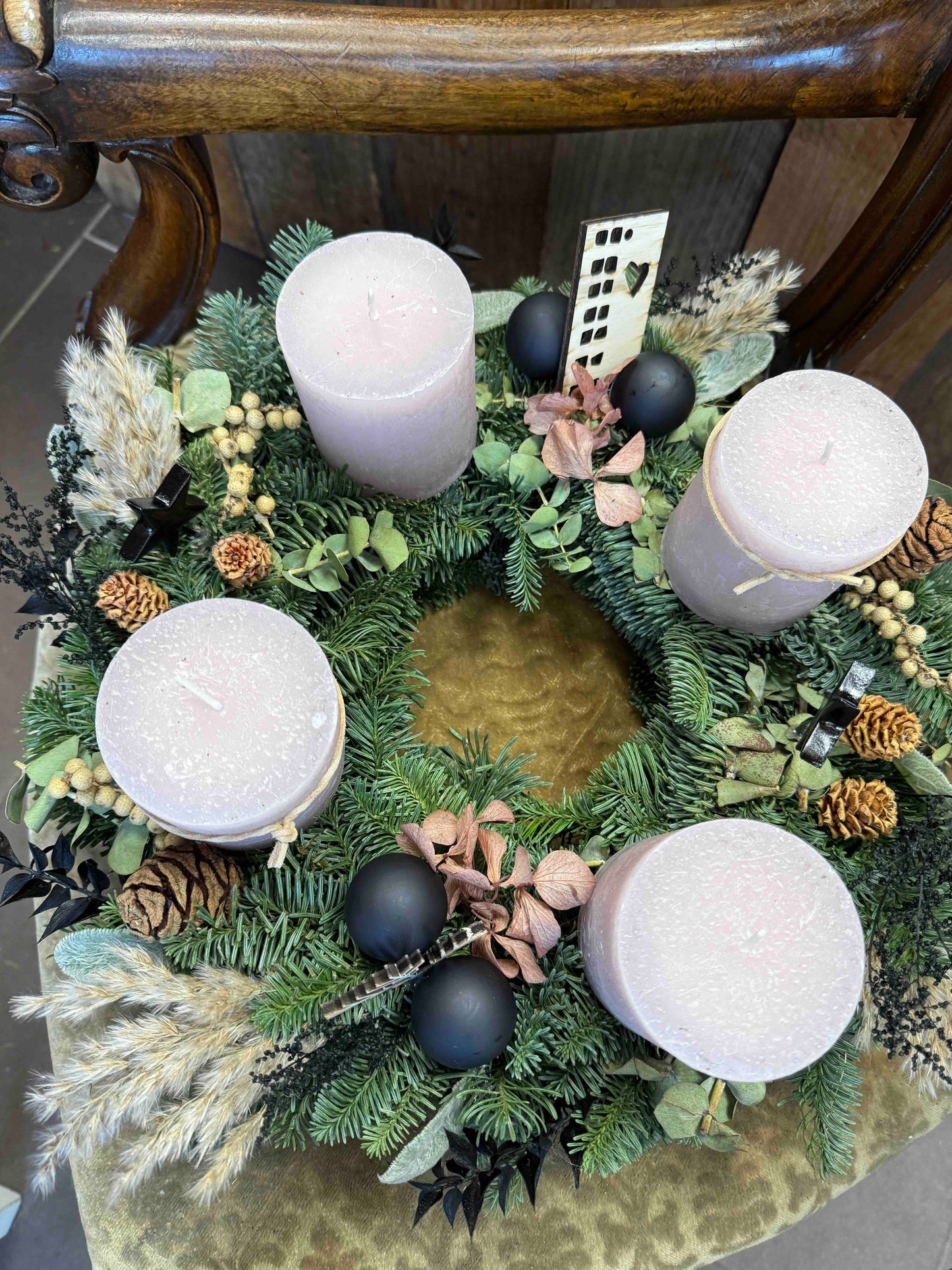 Advent Wreath Modern with Eucalyptus, Dried Flowers & Black Accents – Rosewood