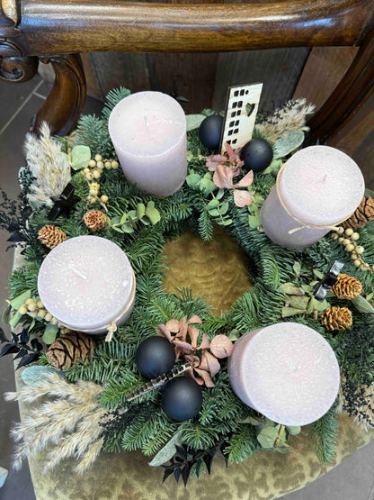 Advent Wreath Modern with Eucalyptus, Dried Flowers & Black Accents – Rosewood