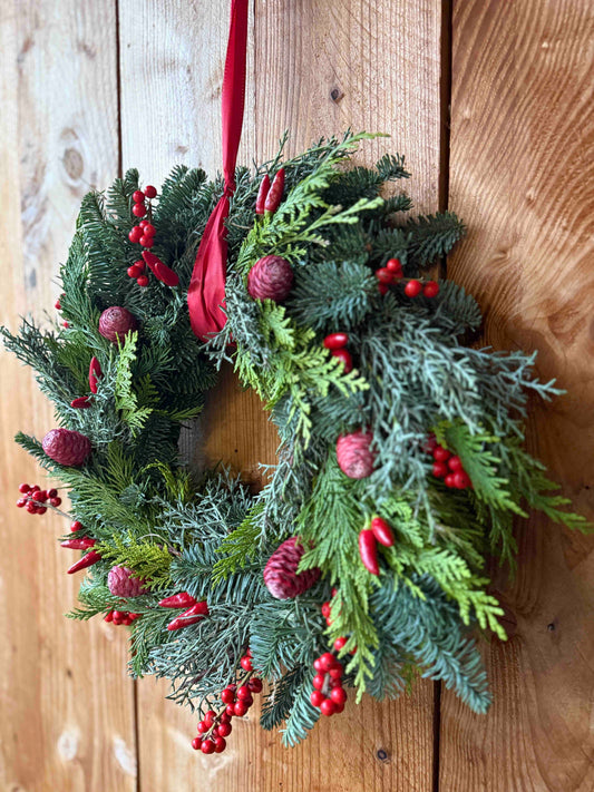 Winterkranz Classic Red mit Koniferen, Zapfen & roten Beeren