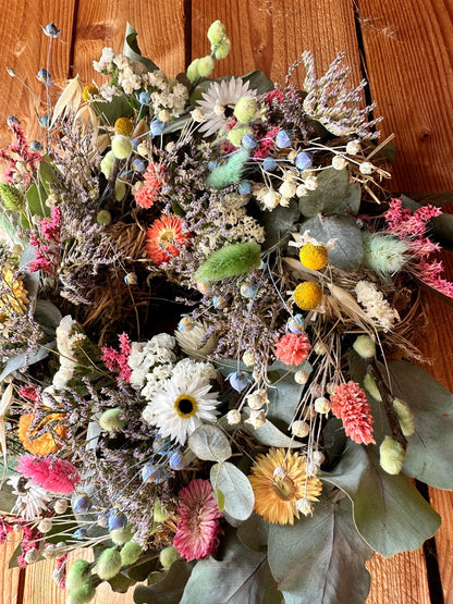 Frühlingskranz mit Trockenblumen, Eukalyptus & Wildblumen
