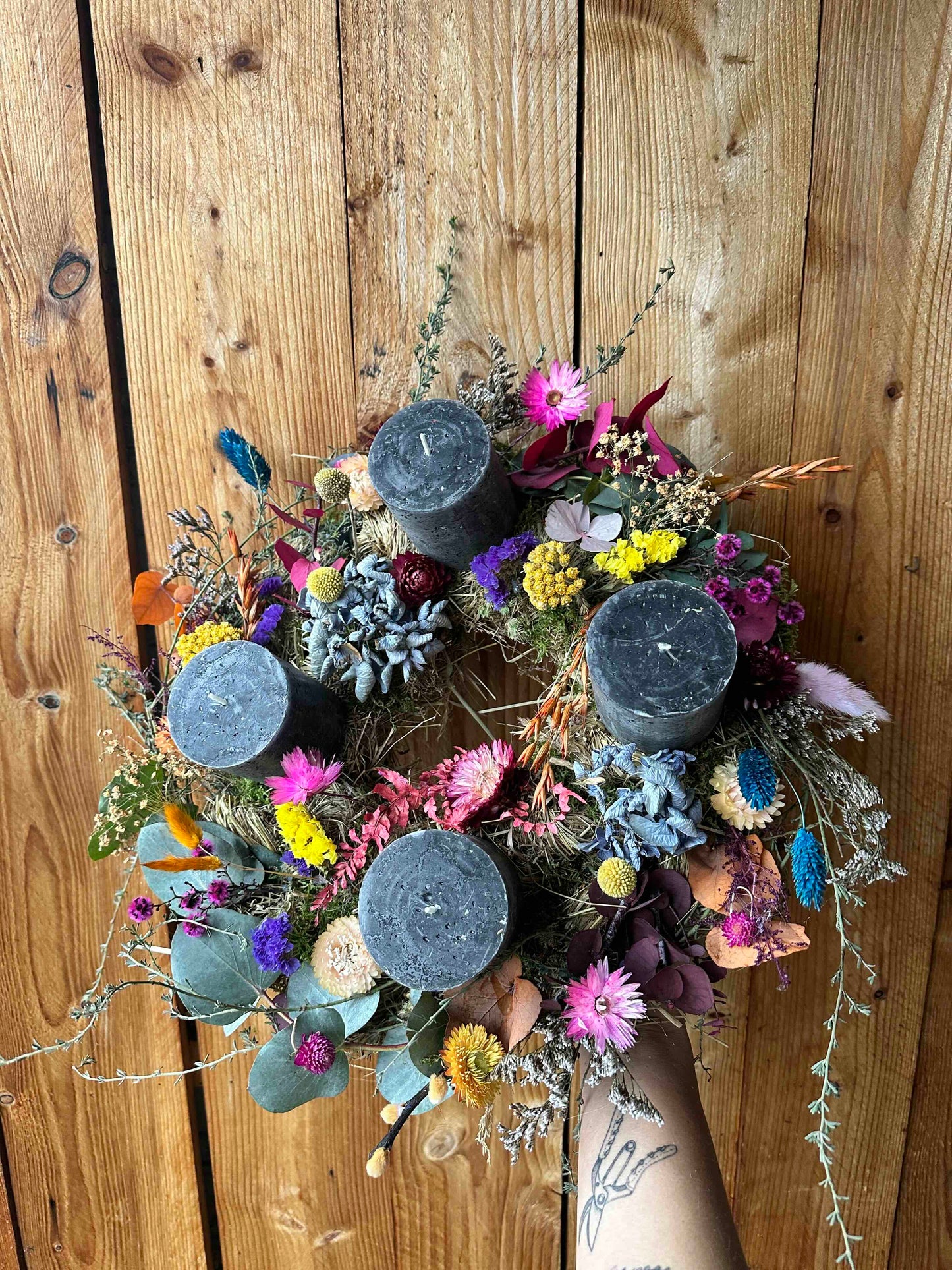 Adventkranz Colorful Boho mit Trockenblumen & Eukalyptus – Graue Kerzen