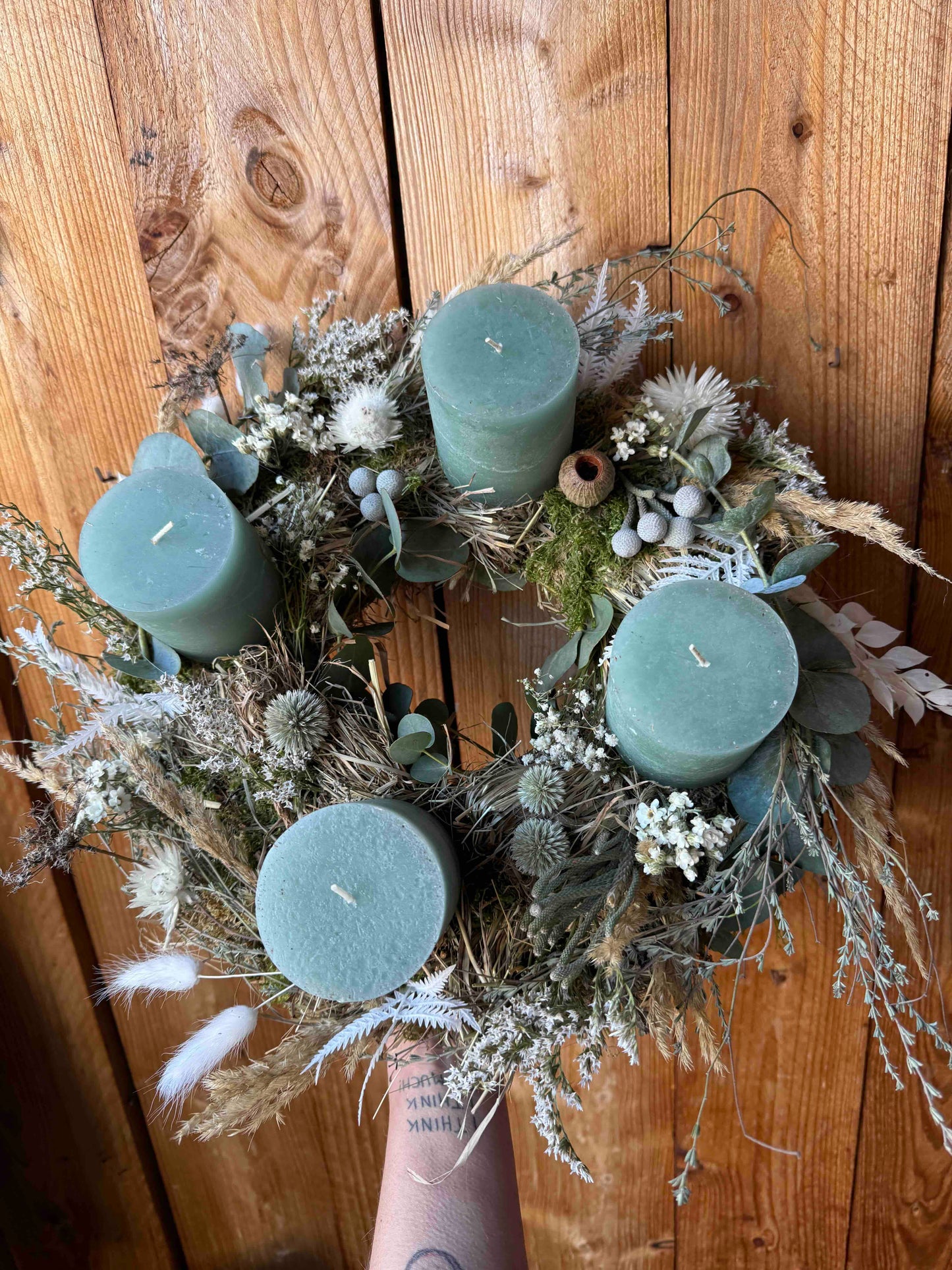 Adventkranz Skandi Chic mit Trockenblumen & Eukalyptus – Graugrüne Kerzen