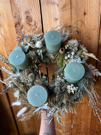 Adventkranz Skandi Chic mit Trockenblumen & Eukalyptus – Graugrüne Kerzen