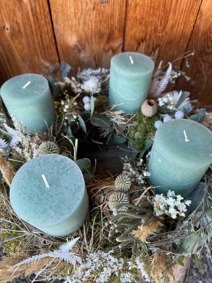Adventkranz Skandi Chic mit Trockenblumen & Eukalyptus – Graugrüne Kerzen