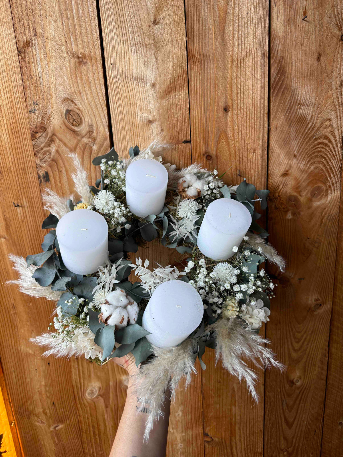Adventskranz Skandi Natural – Weiß mit Eukalyptus & Trockenblumen – Wild und Schön