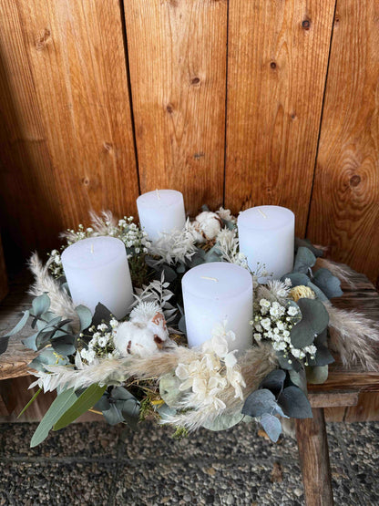 Adventskranz Skandi Natural – Weiß mit Eukalyptus & Trockenblumen