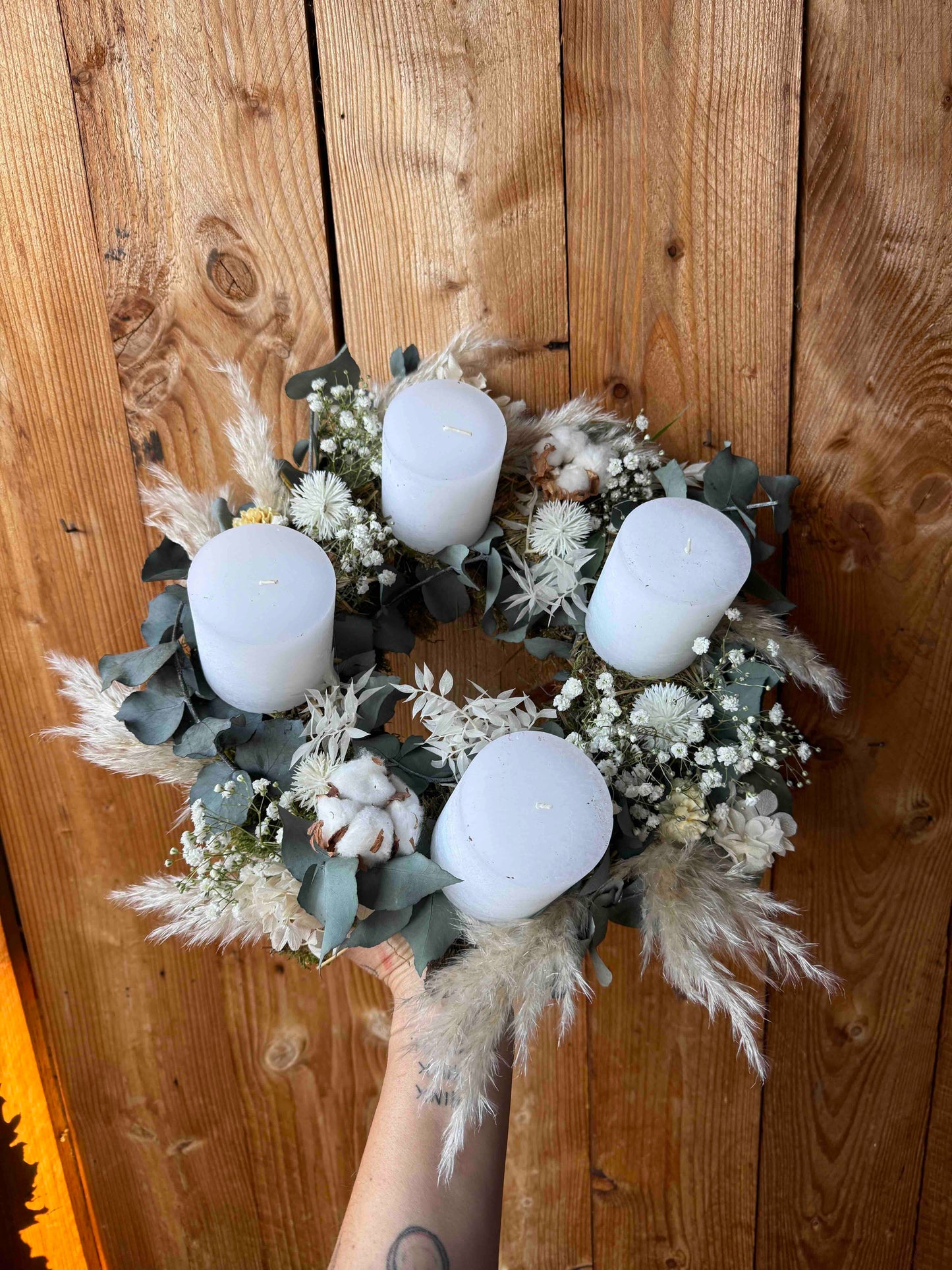 Adventskranz Skandi Natural – Weiß mit Eukalyptus & Trockenblumen