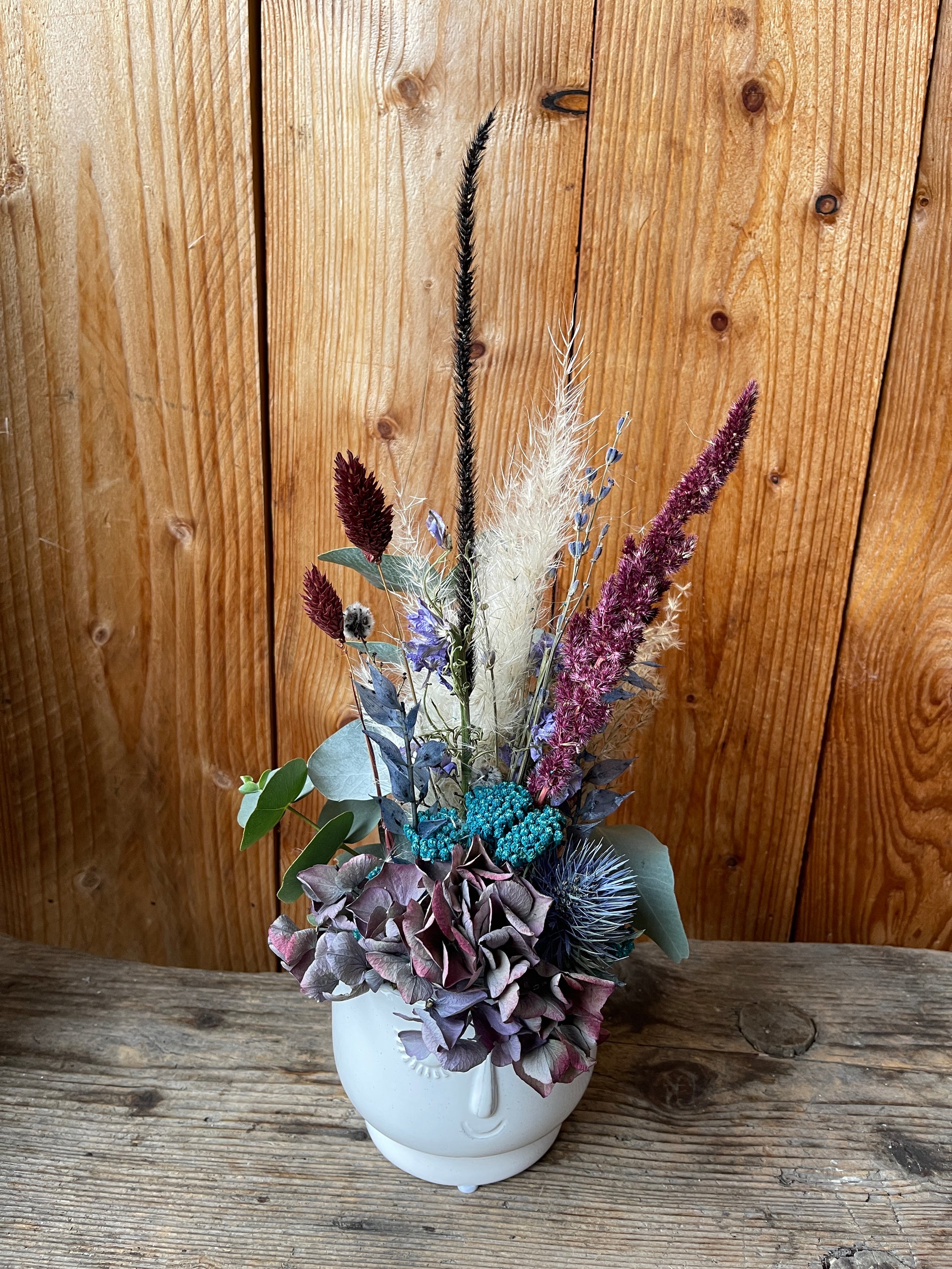 Bunte Trockenblumen in Gesichtsvase – Fröhliche Deko & Geschenk – Wild und Schön